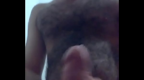 Peludo gozando na punheta 