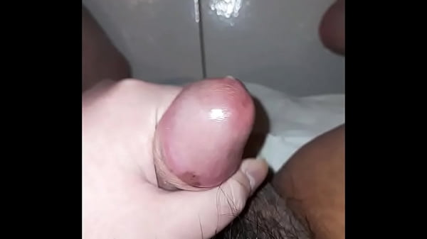 太った男がコンドームに大量射精 4  