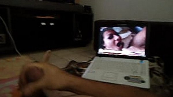 punheta vendo porno e gozando!.AVI