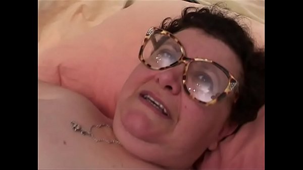 Figa cicciona fa sparire il dildo