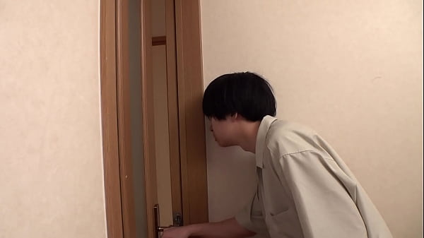 再婚した夫との結婚生活に不満はないが刺激もない日常。「旦那は私のことより、仕事とタバコ&hellip;」淋しい気持ちが頂点に達したある日、激しめの自慰をしてしまう真子。  