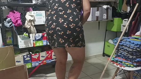 Mama haciendo limpieza en el cuarto y se le ve la tanga