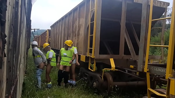 OS OPER&Aacute;RIOS PEGARAM PESADO NA HORA DO ALMO&Ccedil;O FUDERAM O COLEGA PASSIVO E DERAM MUITO LEITE DE SOBREMESA 
