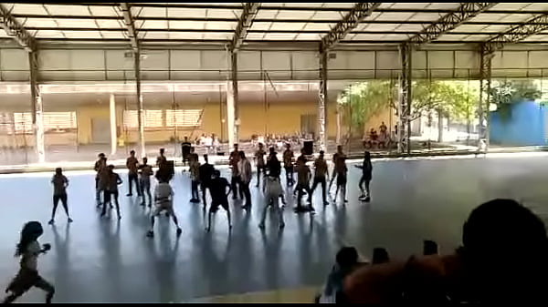 Novinhos rebolando ao som de Big Frog