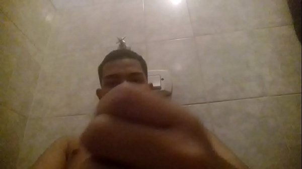 Novinho batendo punheta