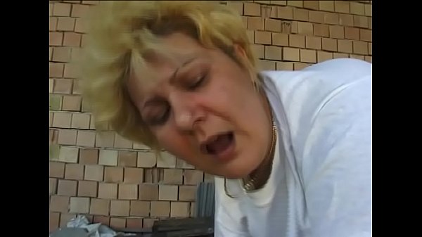 Fette Putzfrau gev&ouml;gelt - Maid fucks and sucks