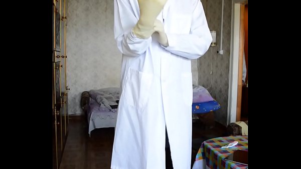 Доктор-фетишист в латексной юбке готовится засунуть пальцы какой-нибудь девушке в попку