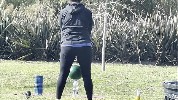 milf ejercitandose en el parque en mallas  