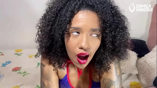 Chapeuzinho se masturbou gostoso a bucetinha pra foder com o lobo malvado