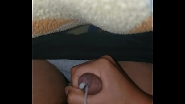 Hombre caliente pajeandose para su sissy tv de closet