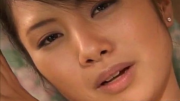 Kawai Yui gets vibrator and glass in pussy