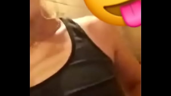 Paraguaya pendeja meneando el culo en regadera