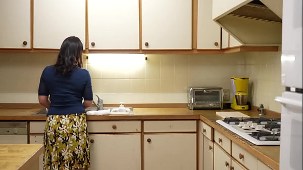 母の静香にずっと抱いてきた許されない欲望。伝えるなら今が最後のチャンス。だが伝えたら親子関係が壊れてしまうかもしれない&hellip;。独り立ちすることになり引っ越しを控えた大輔は感情を整理できず思い悩んでいた。だが引っ越し前夜、大輔は静香が寂しそうにオナニーに耽る場面を目撃してしまう。