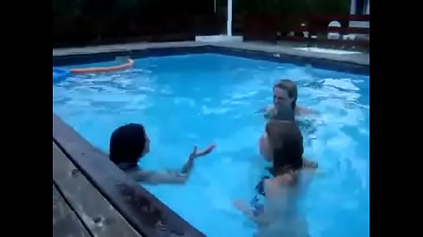 paraguayas b. con microbikini en la piscina  se manosean