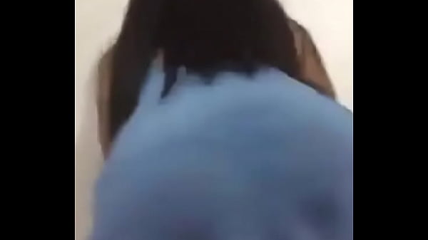 Novinha dan&ccedil;ando rebolando gostoso demais  