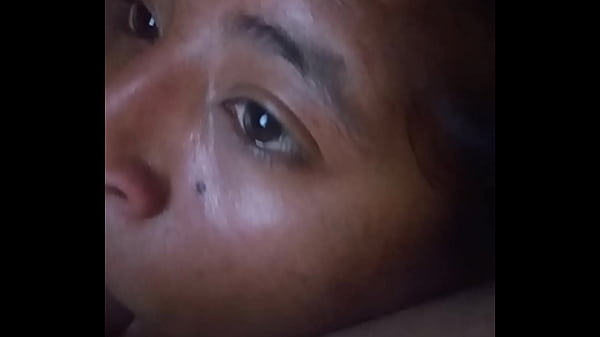 ella se akuesta boca abajo para chuparme la pija