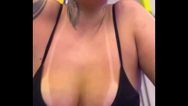 Na academia do pr&eacute;dio q eu moro os moradores passando e olhando minha buceta molhada e os bicos dos meios peitos durinhos !