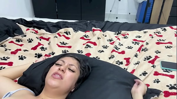 estomos sola en casa y llega nuetro hermanastro y nos folla el co&ntilde;o