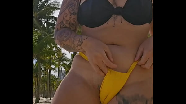 Mesmo sabendo que eu sou casada o cara pediu pra mim puxar a calcinha de ladinho, mostrou foto do pau e depois me levou pro Banheiro qu&iacute;mico e me colocou pra chupar