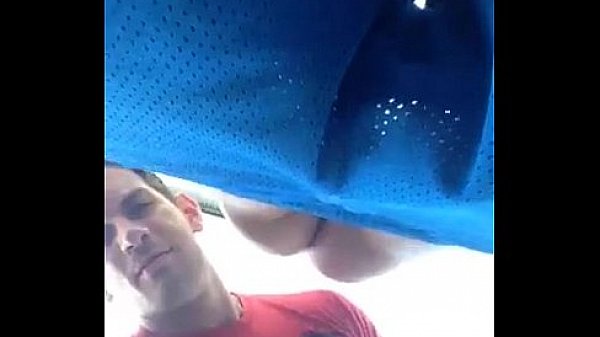 Novinho gozou sem encostar no pau enquanto era arrombado 