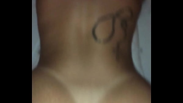 Loira grita com o pau entrando no seu cu