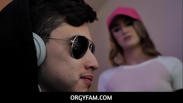 Gobbling Gamer Cock - Kenzie Madison, Juan "El Caballo" Loco