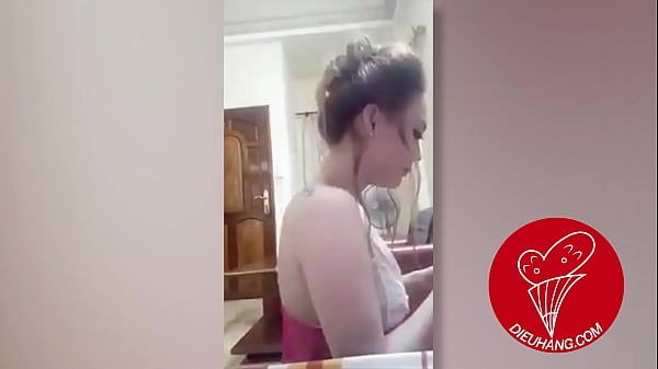 Nữ ho&agrave;ng s&ograve; l&ocirc;ng livestream khoe bướm