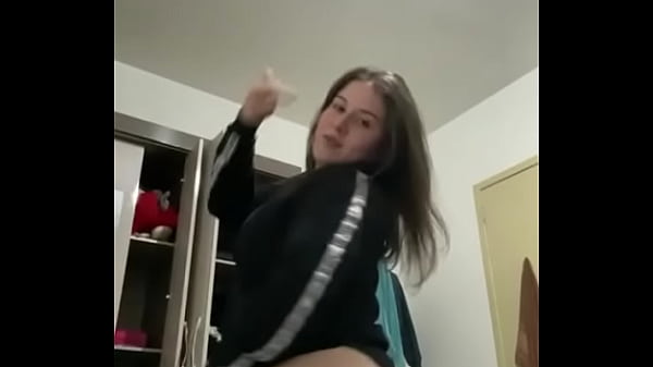 Safada rebolando o bundao 