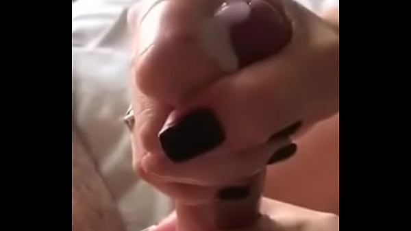 Mulher unha escura bate punheta e ele goza muito