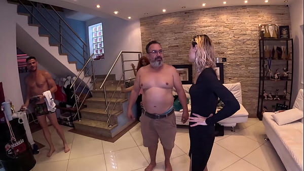 Russah chega em nossa casa e quer fuder o tempo todo at&eacute; no chuveiro ela pega o dotado