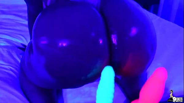 THICK Latina MILF Scarlett Cakez Twerking Her oiled up ASS