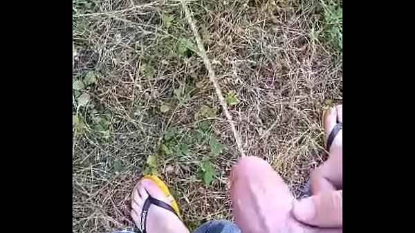 Orinando el bald&iacute;o con masturbaci&oacute;n