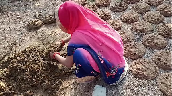 गांव वाली भाभी गांव किनारे गोवर थोपने गई चूत मरवाने लगी