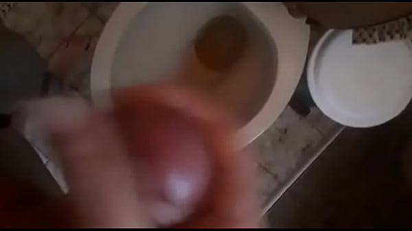 Batendo uma no banheiro do meu amigo  