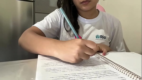 Aluna do Rio mamando o professor particular na casa dele, aluna dando aula de como chupar pau.