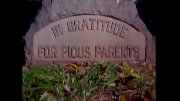 Un fantasma sexy appare di notte al cimitero per una bella scopata  