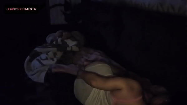 Шаловливая милфа делит диван с одаренными! одаренный пришел провести выходные к ней домой, а она делит с ним диван