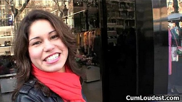 Laura is a horny brunette taht loves