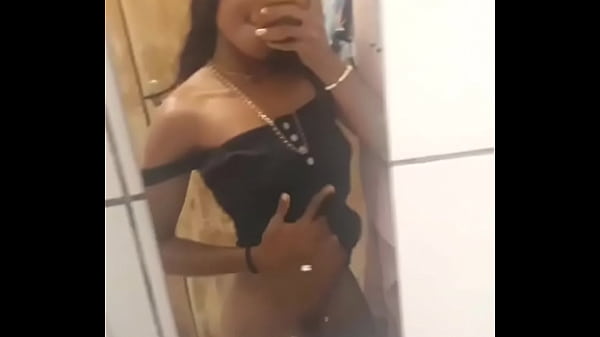 Baixinha &iacute;ndia tirando roupa mostrando peito