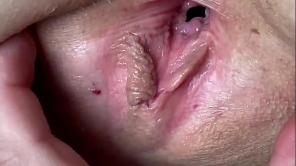 ВСТАВЬ ПАЛЕЦ ТАК ГЛУБОКО КАК МОЖЕШЬ И ПОСМОТРИ КАК Я ТЕКУ ОТ ТВОИХ ПРИКОСНОВЕНИЙ