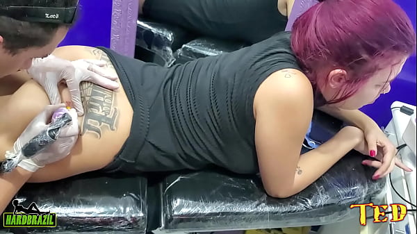 Tatuando a novinha com o nome do Ted