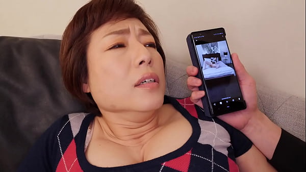 偶然出くわしたあまりにも妖艶なその光景に和也は息を飲んだ。雅美さんがオナニーしている。憧れていた友達の母親がまさかこんなにエロい人だったなんて&hellip;。和也は思わずスマホを取り出し、雅美の艶姿を盗撮する。