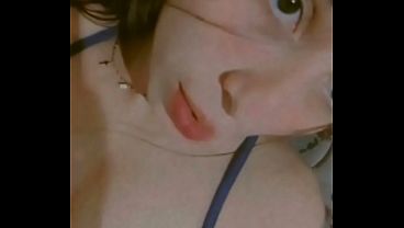 Mi novia deja ver sus deliciosos pezones que son c&oacute;mo dos ricas frutas para devorar  