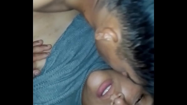 Culona sumisa se folla dos desconocidos despu&eacute;s de fiesta. Casero Real