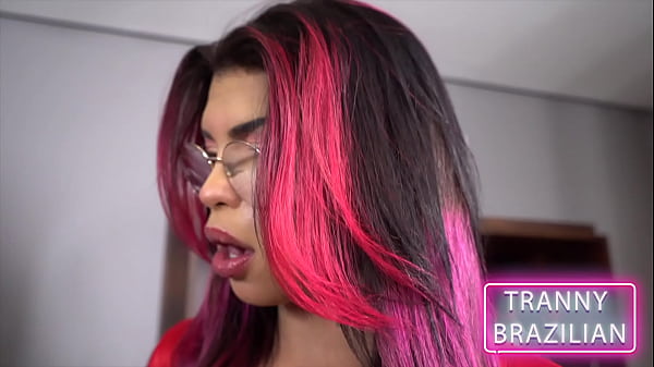 transex tatuada gemendo muito enquanto leva muita piroca grossa no cu