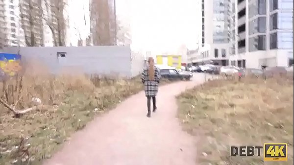 Debt4k. Alice Klay wird von einem Fremden gefickt, weil sie einen Kredit f&uuml;r das iPhone aufgenommen hat 