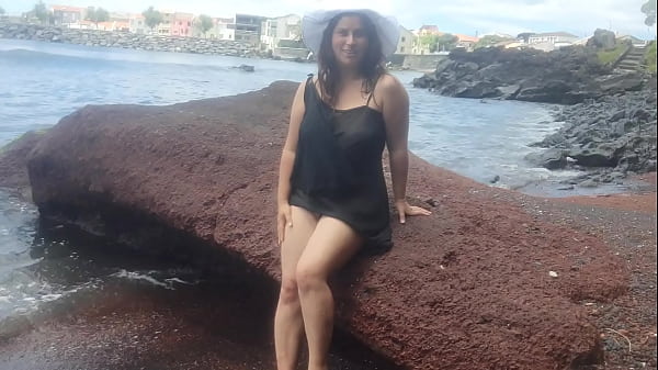 Curvy Lady Dresses up in Sexy Clothes, Masturbates on the Beach and Photoshoot  