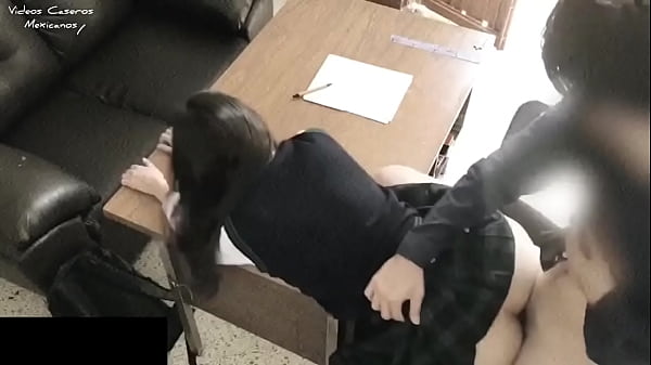 MAESTRO se FOLLA a Estudiante Mexicana en la Oficina para Pasar de A&ntilde;o!  VOL 1