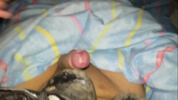 Deliciosa masturba&ccedil;&atilde;o com o sapat&atilde;o n&deg;41/42