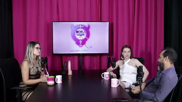 Loira safada e ruiva gostosa ficam peladas e recebem uma massagem t&acirc;ntrica - Reh Queen & Kstro (SHEER/RED)